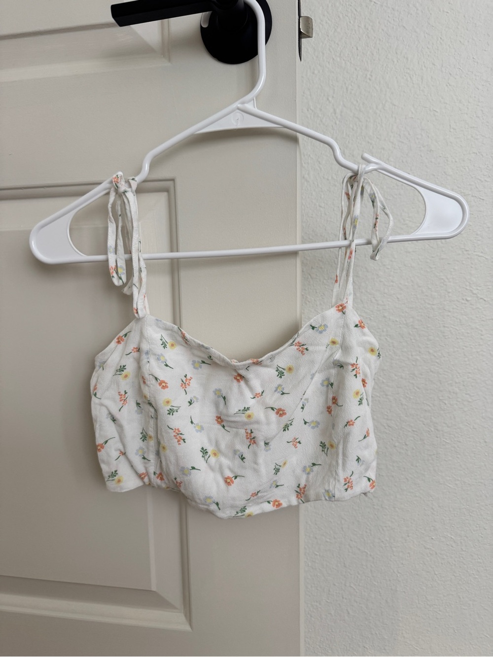 Kendall & Kylie White Floral Tie-Strap Crop Cami